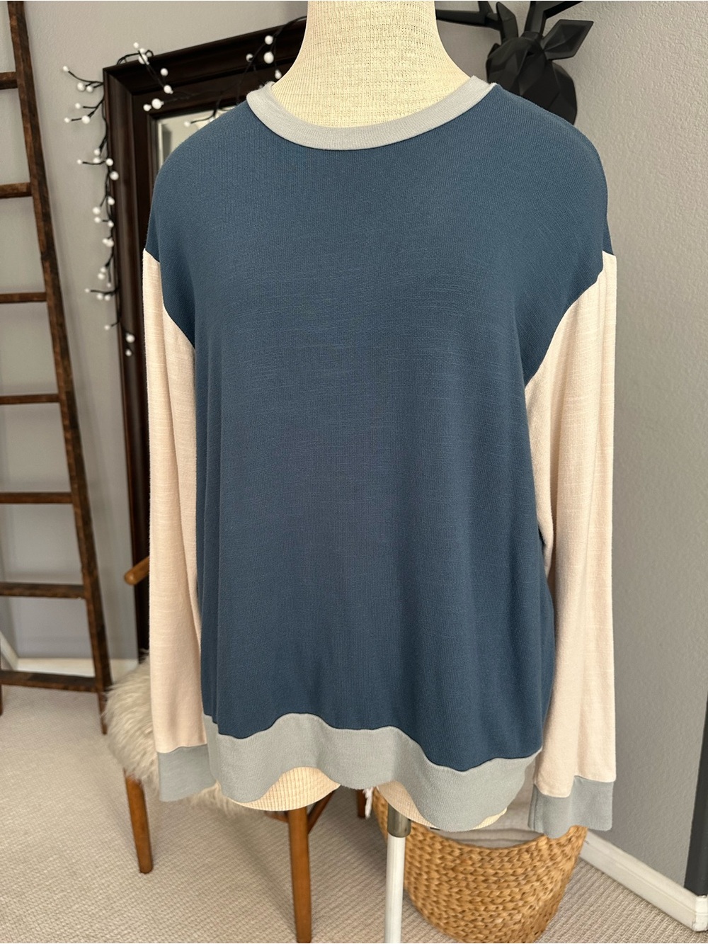 Monrow Colorblock Lightweight Sweatshirt Blue and Cream size large